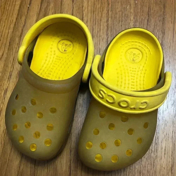 Toddler Crocs Change Hues in Sunlight - Picture 5 of 6
